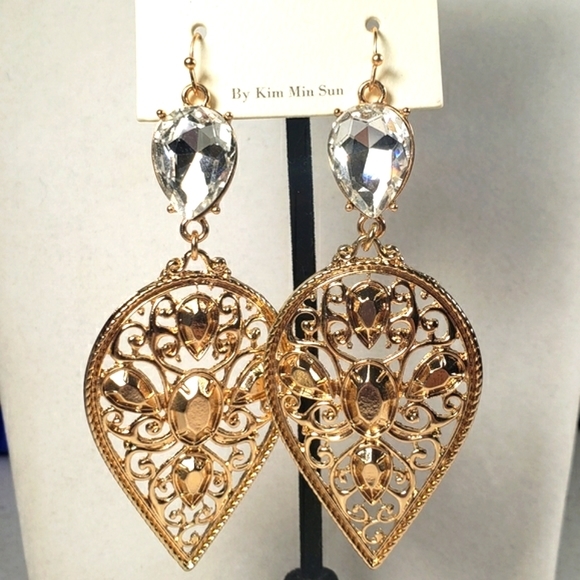 Mia Collection Earrings Crystal Gold Tone Dangle New On Card - Picture 2 of 5